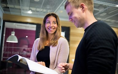 Två kollegor pratar med varandra.