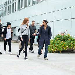 students in front of the building södra huset in Frescati
