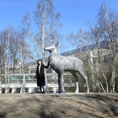 Konstnären Linda Shamma vid Vildarna. Foto: Ingmarie Andersson