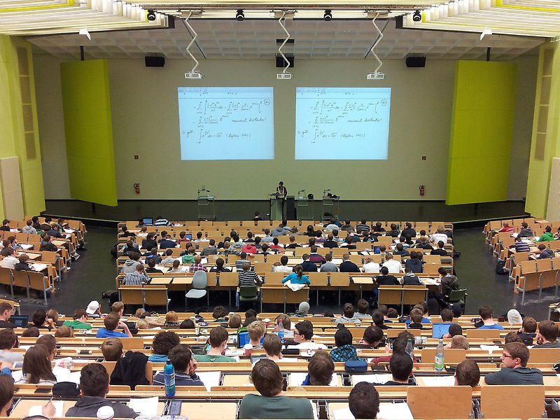 Föreläsningssal med studenter.