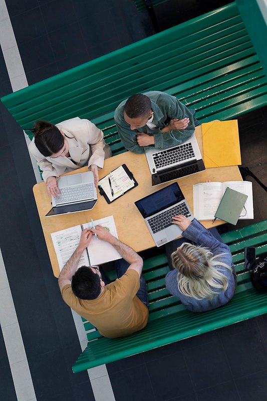 Students studying in corridor in Södra huset.