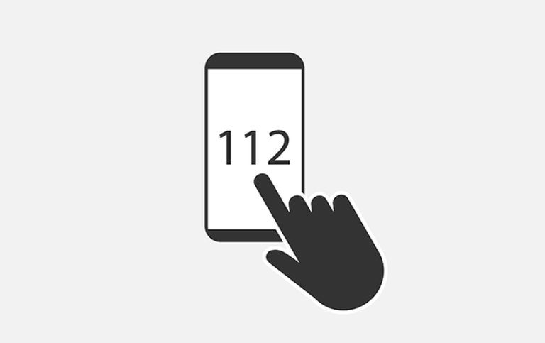 Illustration av hand som slår in 112 på en mobilskärm.