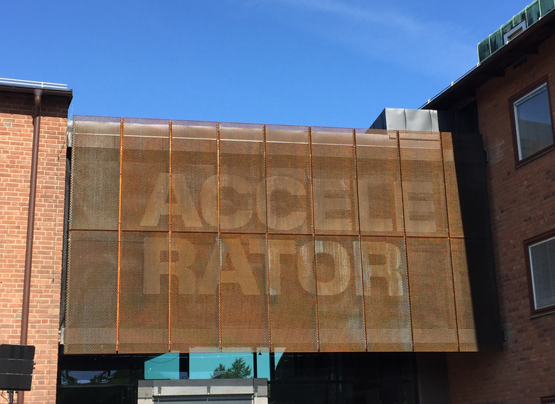 Brun vägg med texten Accelerator.