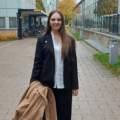 Kamila between Södra huset and Studenthuset.