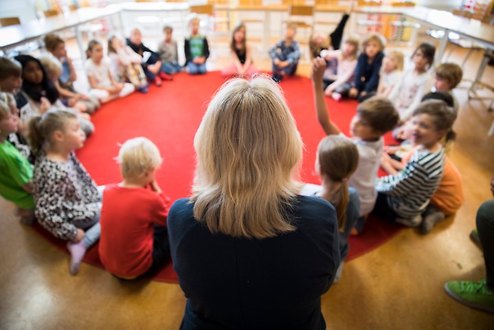 Kvinna ser ut över barngrupp