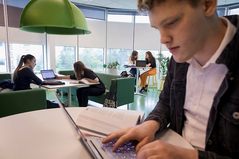 En student vid en laptop.