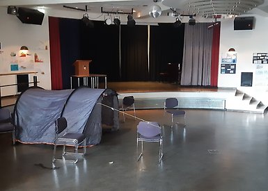 Tält inomhus i aula på isländska fritidshemmet.