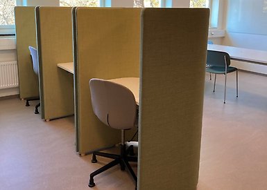 Studieplatser med avskärmning runt om. 