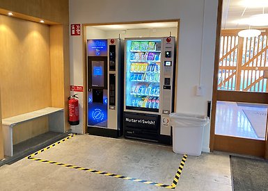 Kaffe- och godisautomat. 
