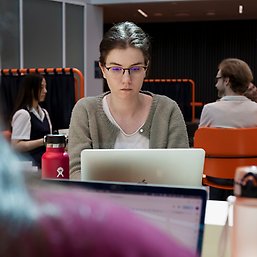 Koncentrerad student på läsplats i Albano.