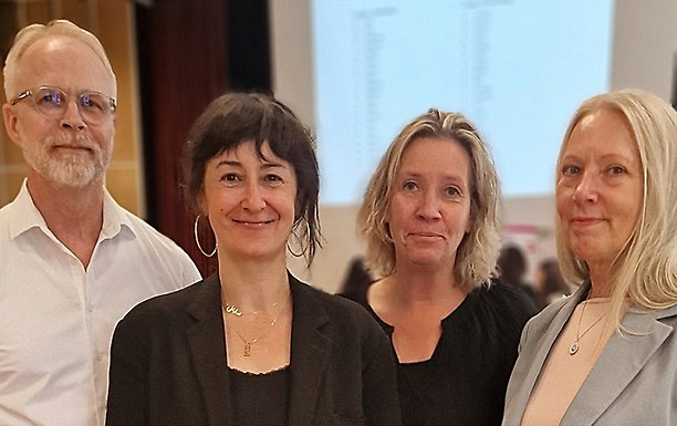Joakim Steinholtz, Susan Sayehli, Marie Nelson, Tina Bondesson står i en aula