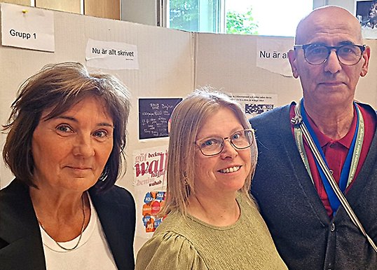 Gittan Angel, Carola Pettersson, Maurizio Ortuso framför posterskärmar.