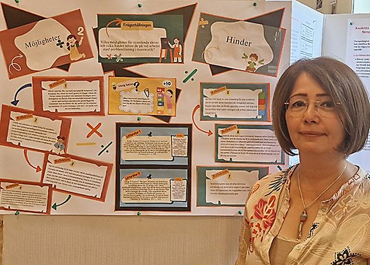Ann Simon vid sin posterskärm.