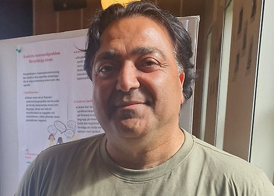 Safa Salman vid sin posterskärm.