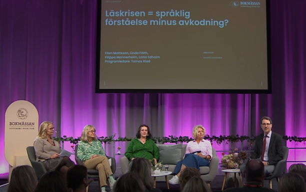 Samtalspanelen sitter framför publik.