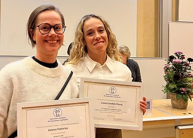 Helena Textorius och Luana Fleury håller i sina diplom.