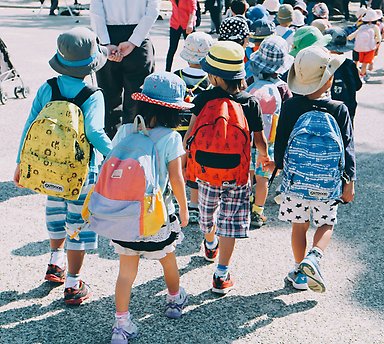 Barn som går till skolan