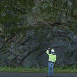 forskare som fotar en bergsvägg