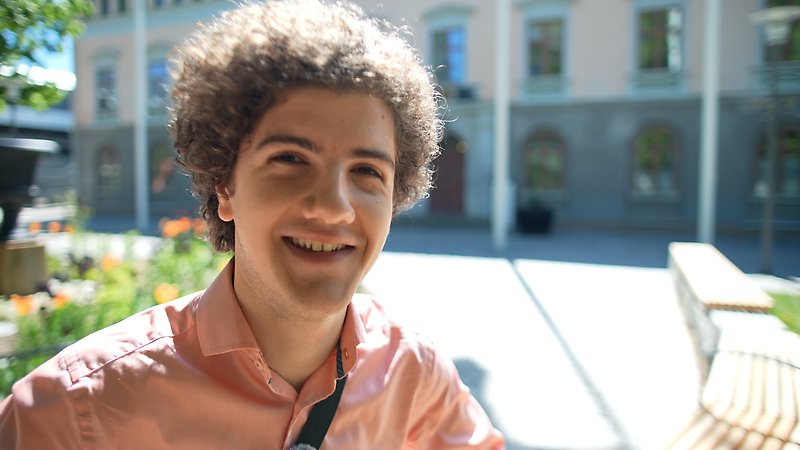 Studenten William på campus.