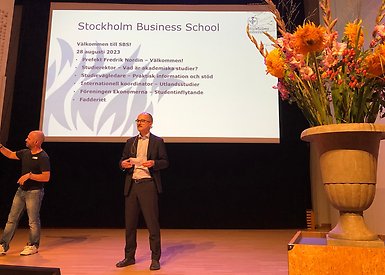 Prefekt Fredrik Nordin välkomnar alla nya studenter.