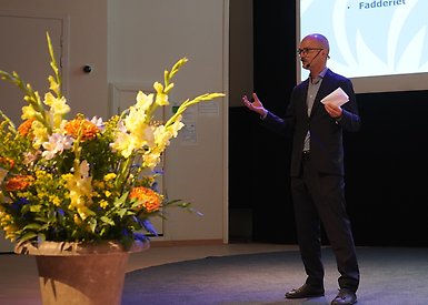 Prefekt Fredrik Nordin håller välkomsttal