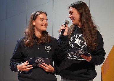 Ordförande Magdalena Zadroga och vise ordförande Sophie Seppälä presenterade Föreningen Ekonomerna.
