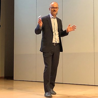 Prefekt Fredrik Nordin hälsar alla studenter välkomna till Stockholm Business School.