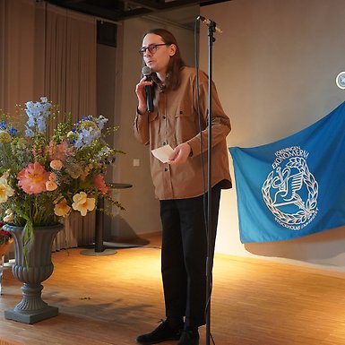 Andreas Sundström håller tal och tackar alla avgående studenter.