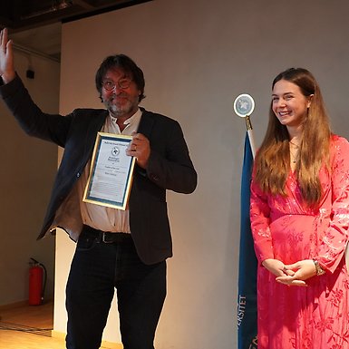 Professor Bino Catasus tar emot Ballerina-priset.