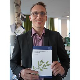 David Fridner with his dissertation, Customer Attractiveness in the Public Sector.