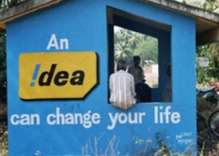 Blå stuga med texten An idea can change your life.