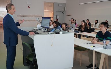Professor Lucio Sarno is lecturing on the course International Finance.