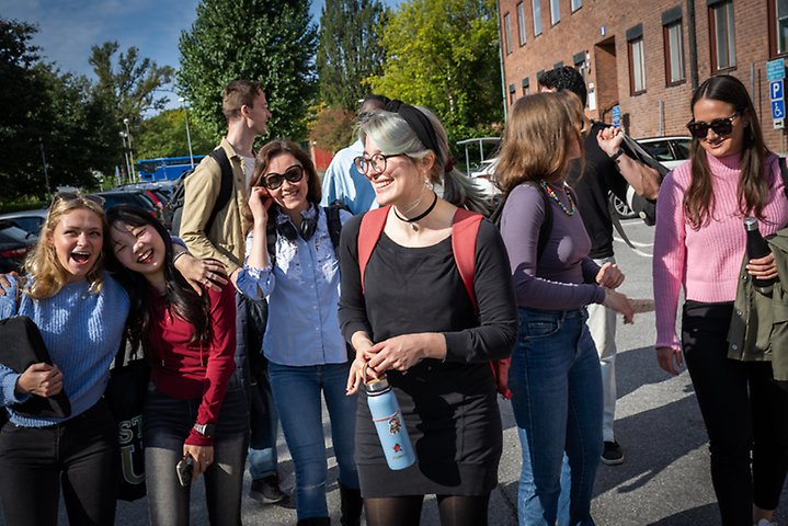 Studentgrupp utanför universitetsbyggnad.