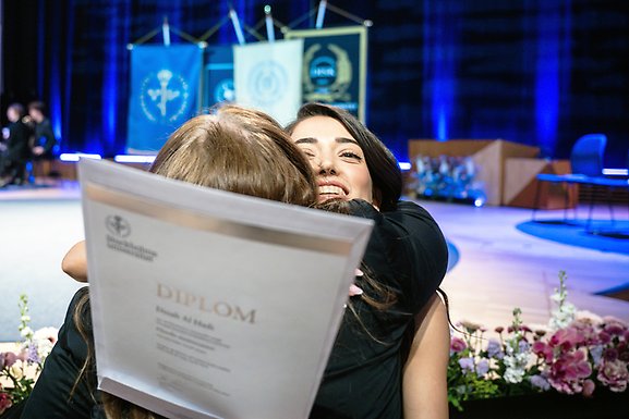 Lycklig student har fått sitt diplom.