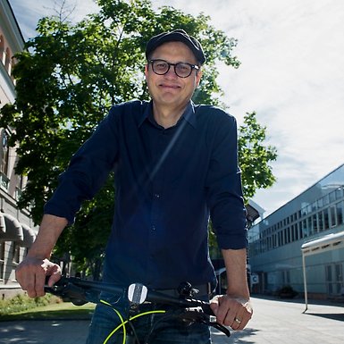 Johan Sandahl på cykel.