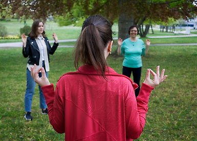 Studenter som gör yoga på Studenthälsan.