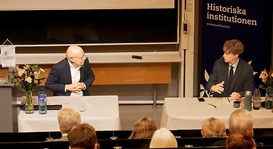 Opponent Hans Jacob Orning och Fraser Miller diskuterar Frasers avhandlingsarbete.