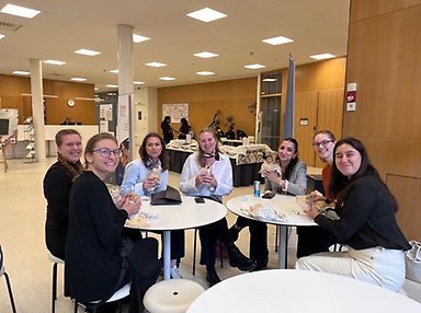 After inspiring talks, we sat down to snack on our wraps around a table.