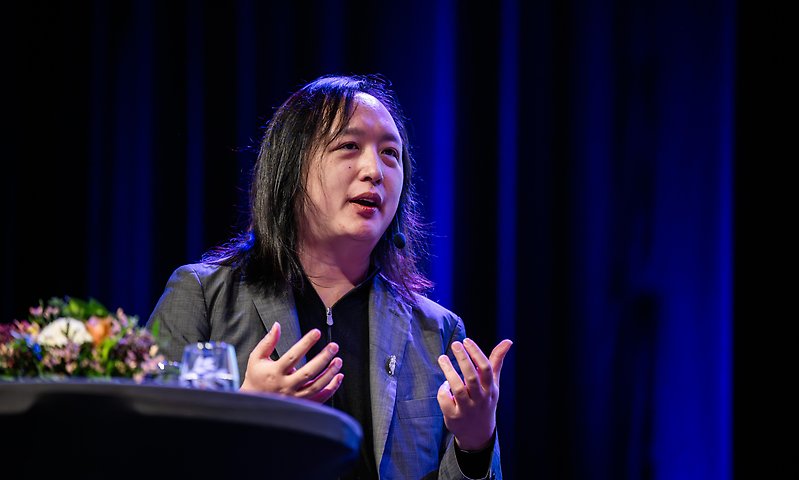Audrey Tang, mottagare av Right Livelihood-priset 2025, föreläser om ”AI, demokrati och pluralism i en tid av polarisering”. Foto: Johanna Säll/Stockholms universitet