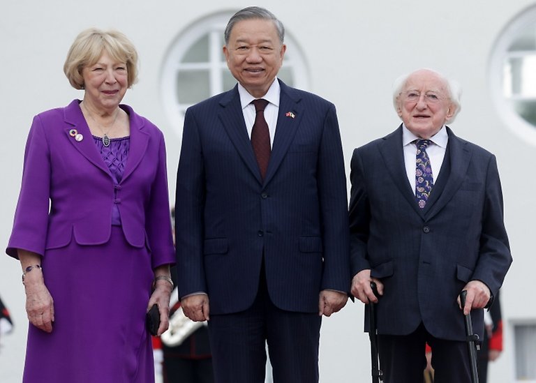 2 oktober 2024: Tô Lâm, president i Socialistiska republiken Vietnam (i mitten), under sitt statsbesök i Irland tillsammans med president Michael D. Higgins (till höger) och Sabina Higgins (till vänster). Foto: President of Ireland Media Library © 2024