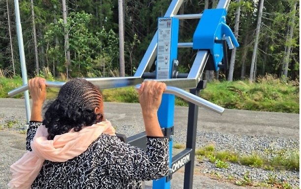 Kvinna tränar i utegymmet