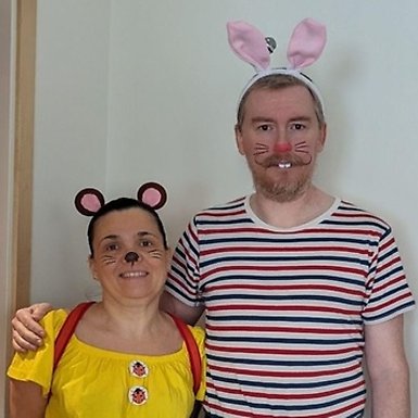 Barbara Hartmann och Mathias Köppen utklädda till barnbokskaraktärerna Max och Maja.