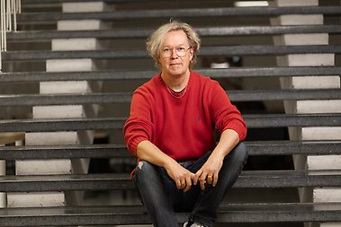 Gunnar Andersson sitting on stairs on campus.