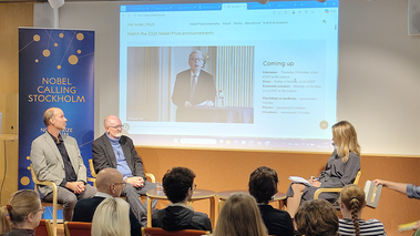 Ett panelsamtal inför publik under “Nobel Calling Stockholm”. På den projicerade Nobelprissidan visas en direktsändning och texten “Watch the 2026 Nobel Prize announcements”, med litteraturpriset angivet som nästa tillkännagivande den 8 oktober.