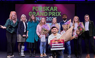 Forskar Grand Prix-finalen 2025 Finalisterna Petra Holmberg, Vivek Venkatesh Shenoy, Magdalena Lindblom, vinnaren Carl Öhman, jurymedlemmarna Lena Nordlund och Nina Wormbs samt prisutdelaren Maria Thuveson rådsdirektör på Vetenskapsrådet i Forskar Grand Prix-finalen samt konferencier Josefin Johansson. Foto  Thomas Carlgren