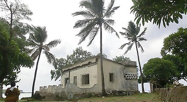 Bungalow de Bob Denard au bord de la plage aux Comores. Foto: Jose Antonio, Public domain, via Wikimedia Commons
