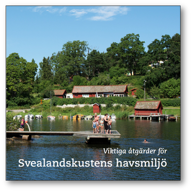 Broschyrens försättsblad som visar badgäster på solig klippa och strand.