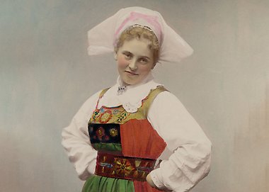 Gammalt tryck av kvinna med folkdräkt från Södermanland från Nordiska museet
