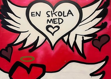 Ett hjärta med vingar, med texten "En skola med" och ett litet hjärta.