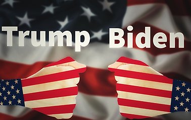 Amerikanska flaggan i form av två knytnävar mot varandra, Text Trump Biden.